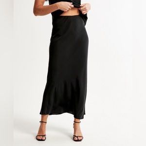 Abercrombie & Fitch Faux Silk Column Maxi Skirt in BLACK. Size:L